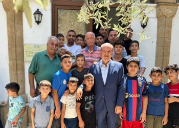 BM krizine tepki yağarken Ersin Tatar'ın çektirdiği cuma namazı pozu gündem oldu