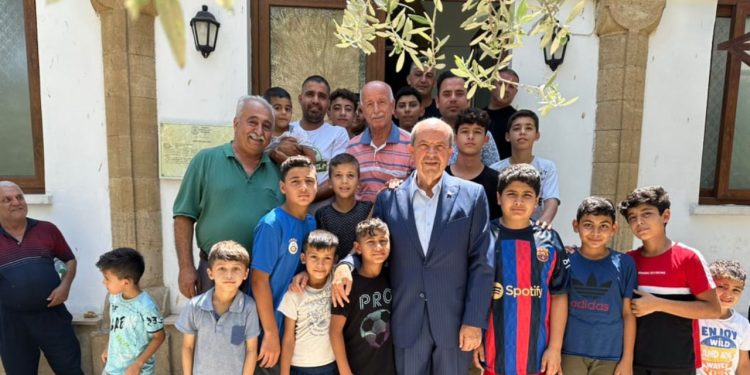 BM krizine tepki yağarken Ersin Tatar'ın çektirdiği cuma namazı pozu gündem oldu