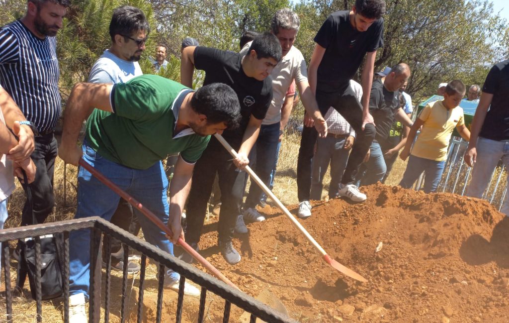 Babası cezaevinden geldi ve 13 yaşındaki kızını toprağa verdi!