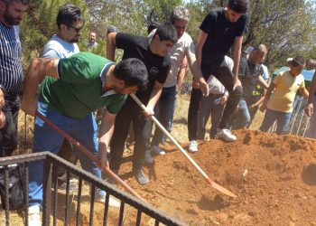 Babası cezaevinden geldi ve 13 yaşındaki kızını toprağa verdi!