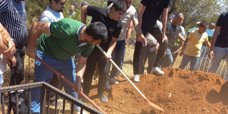 Babası cezaevinden geldi ve 13 yaşındaki kızını toprağa verdi!