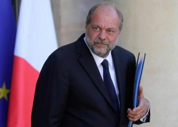 Bakandan 'cinsiyetçi' soru: Kadın muhabirler neden üstsüz değildi?