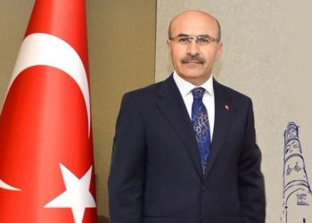 Belediyenin borcuna karşılık cami ve okul satan ‘yasakçı vali’ ödüllendirildi