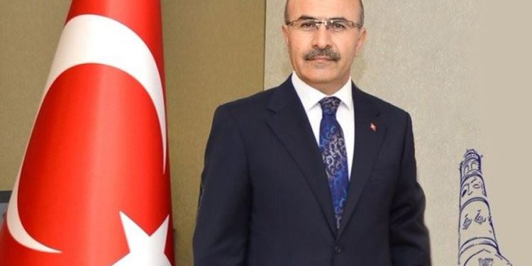 Belediyenin borcuna karşılık cami ve okul satan ‘yasakçı vali’ ödüllendirildi
