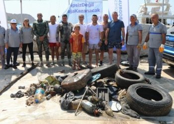 Bodrum’da deniz dibi temizliğinde 106 kilogram atık çıkarıldı