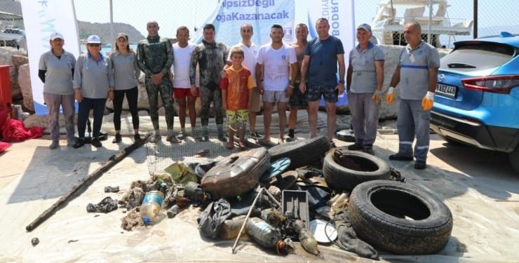 Bodrum’da deniz dibi temizliğinde 106 kilogram atık çıkarıldı