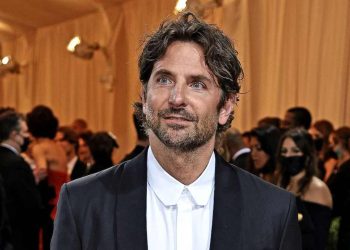 Bradley Cooper greve destek amacıyla yeni filmini tanıtmayacak