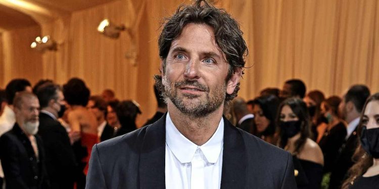 Bradley Cooper greve destek amacıyla yeni filmini tanıtmayacak