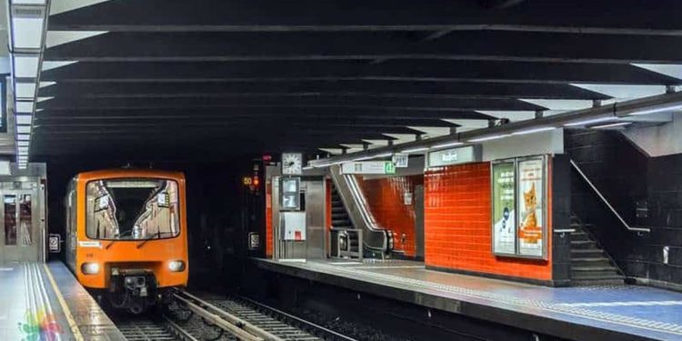 Brüksel'de metro vagonuna zehirli madde atıldı, 2 kişi tedavi altına alındı