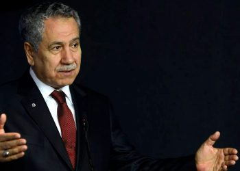 Bülent Arınç'tan dikkat çeken AKP paylaşımı: 'Kendini evin en önemli parçası sayanlar..'