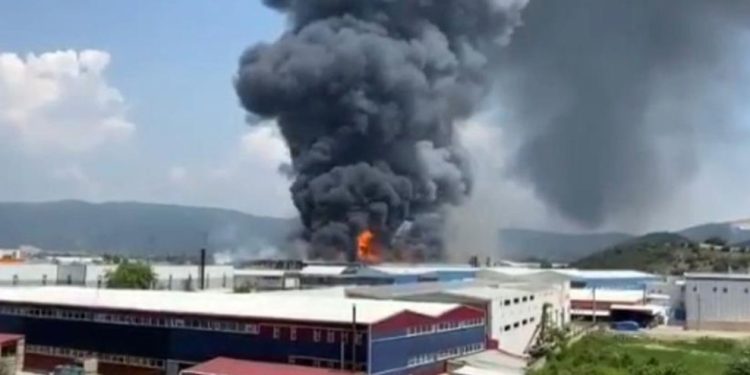 Bursa İnegöl’de yangın; 4 fabrika kullanılamaz hale geldi 