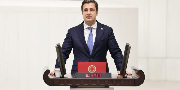 CHP'li Deniz Yücel: Akbelen de bizim Urla da bizim, yok etmek isteyenlerin karşısındayız