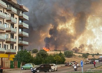 Çanakkale’de orman yangını yerleşim yerlerine yaklaştı; 6 köy boşaltıldı