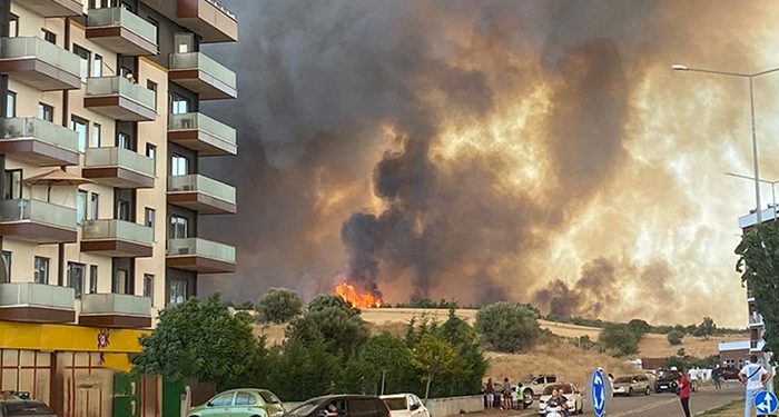 Çanakkale’de orman yangını yerleşim yerlerine yaklaştı; 6 köy boşaltıldı
