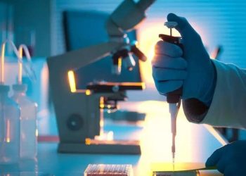 Covid-19 pandemisi: 'Eris' vakaları artışta, yeni aşı yolda