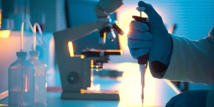 Covid-19 pandemisi: 'Eris' vakaları artışta, yeni aşı yolda