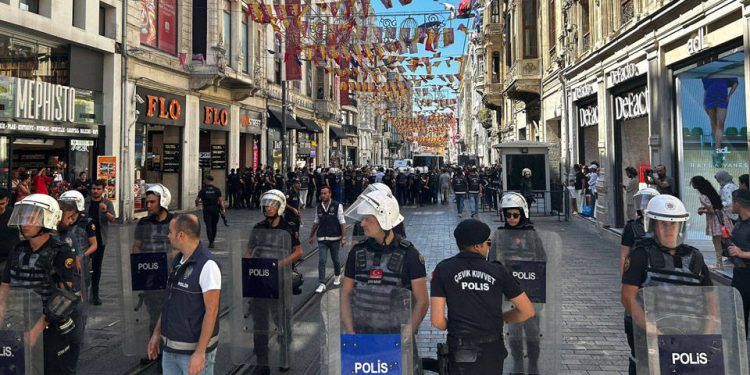Cumartesi Anneleri’ne polis ablukası