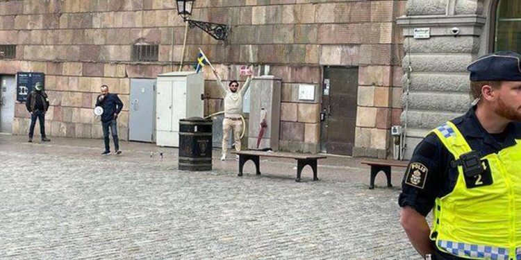 Danimarka’da Türkiye Büyükelçiliği önünde Kuran yakıldı