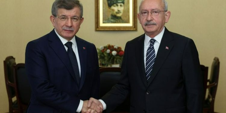 Davutoğlu'nun 'pişmanlığına' CHP'den bir tepki daha: 'Ayrı listeden girseymiş de oy oranını görseymiş'