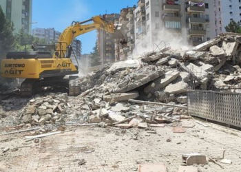 Depremde yıkılan binanın mühendisleri birbirini suçladı: Dava açıldı