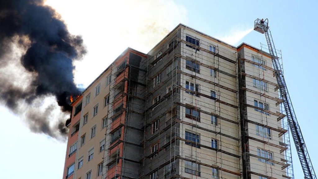 Dış cephe yalıtımı sırasında yangın çıktı: Bir işçi öldü