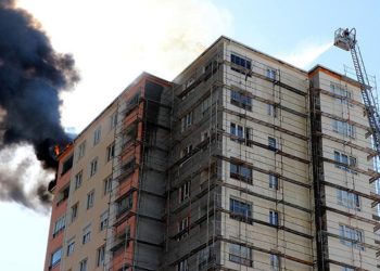 Dış cephe yalıtımı sırasında yangın çıktı: Bir işçi öldü