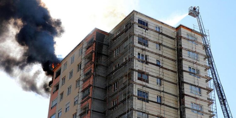 Dış cephe yalıtımı sırasında yangın çıktı: Bir işçi öldü