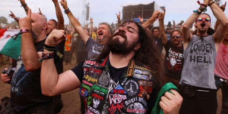 Dünyanın en büyük Heavy Metal festivalini sel bastı: Organizatörler 'gelmeyin' çağrısı yaptı