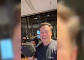 Elon Musk'tan gece yarısı 'test yayını': Ağırlık kaldırarak şov yaptı