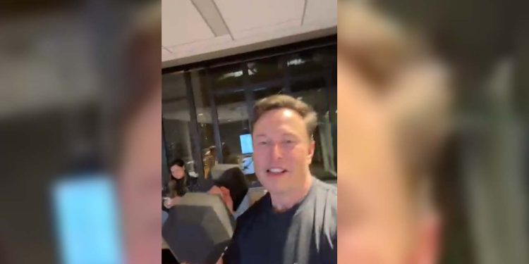 Elon Musk'tan gece yarısı 'test yayını': Ağırlık kaldırarak şov yaptı