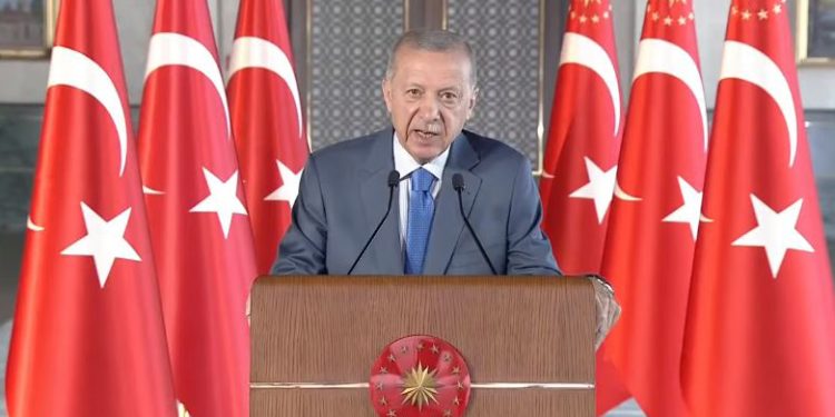 Erdoğan: Memurlarımıza zamlar gelirken, emeklilerimize hiçbir şeyin gelmemesi olacak şey değil!