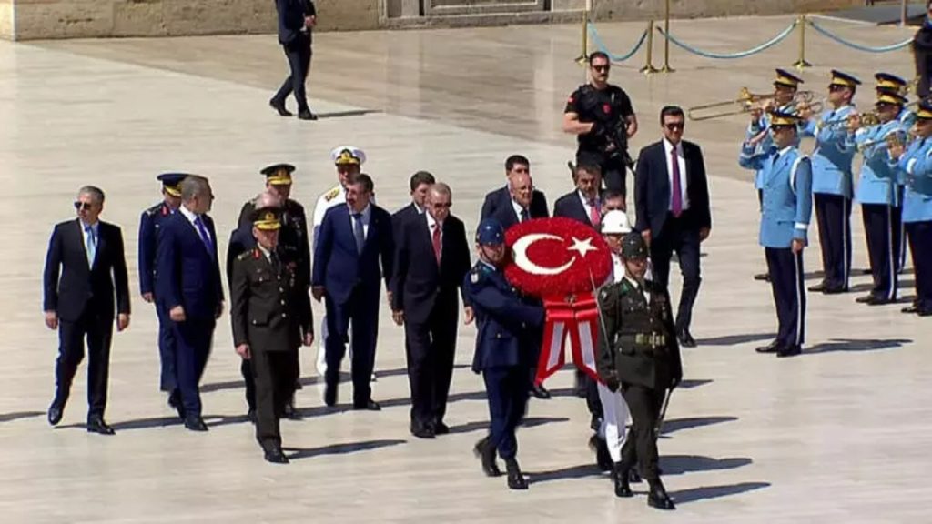 Erdoğan ve YAŞ üyeleri Anıtkabir'de