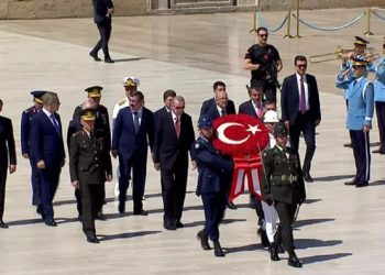 Erdoğan ve YAŞ üyeleri Anıtkabir'de