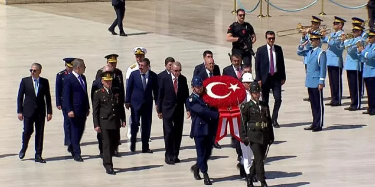 Erdoğan ve YAŞ üyeleri Anıtkabir'de