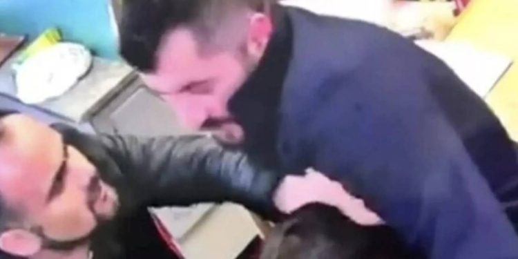 Esenyurt’taki tekel bayisinde aynı kişilerin 2,5 ay önce yaşanan kavganın görüntüsü ortaya çıktı