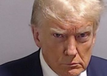 Eski ABD Başkanı Trump teslim oldu, sabıka fotoğrafı çekilip tahliye edildi