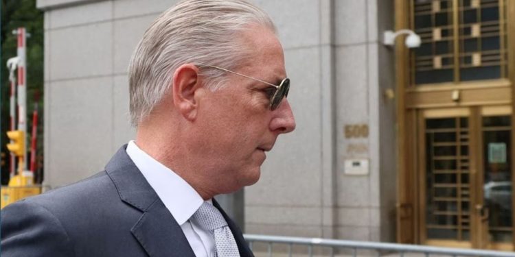 Eski üst düzey FBI ajanı, Rus oligarka yardım ettiğini itiraf etti
