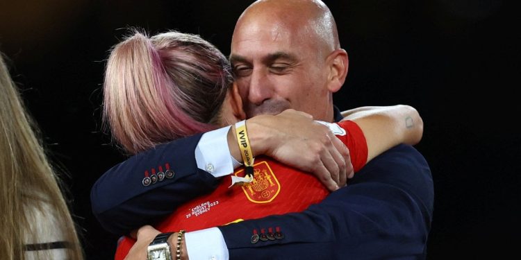 FIFA'dan kadın futbolcuyu taciz eden Rubiales'e 90 gün görevden uzaklaştırma cezası