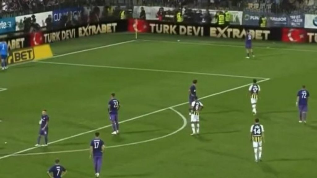 Fenerbahçe-Maribor karşılaşmasında kavga çıktı, tribünler boşaltıldı