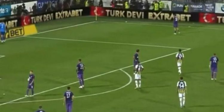 Fenerbahçe-Maribor karşılaşmasında kavga çıktı, tribünler boşaltıldı