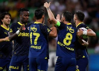 Fenerbahçe rövanş maçını 4-0 galibiyetle aldı