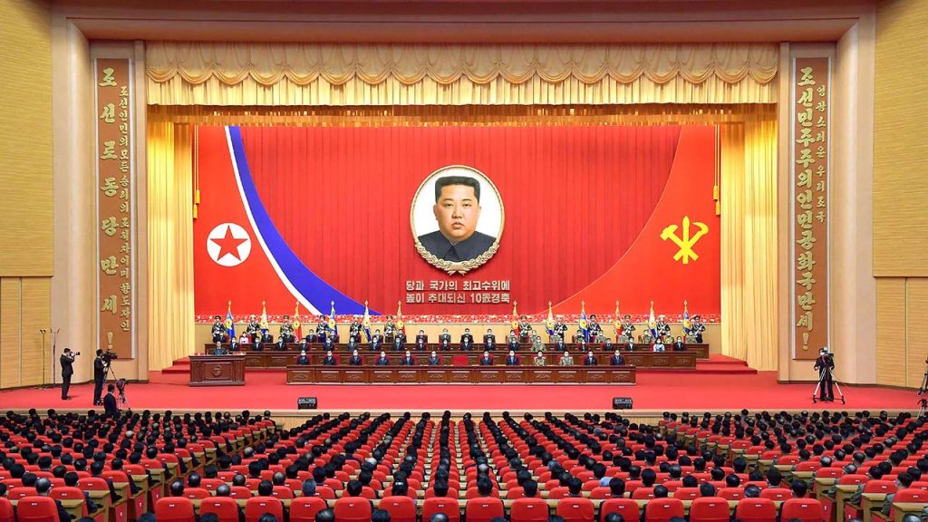 Fırtına öncesi Kuzey Korelilere çağrı: Liderimiz Kim Jong-un'un portrelerini koruyun