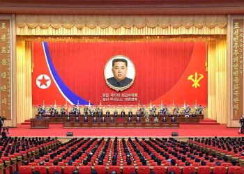 Fırtına öncesi Kuzey Korelilere çağrı: Liderimiz Kim Jong-un'un portrelerini koruyun