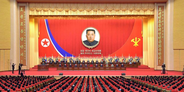Fırtına öncesi Kuzey Korelilere çağrı: Liderimiz Kim Jong-un'un portrelerini koruyun