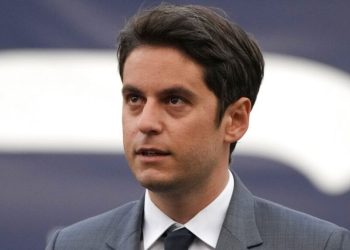 Fransa Eğitim Bakanı: Okulda abaya giymek yasak