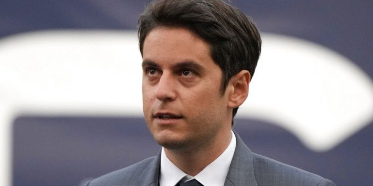 Fransa Eğitim Bakanı: Okulda abaya giymek yasak