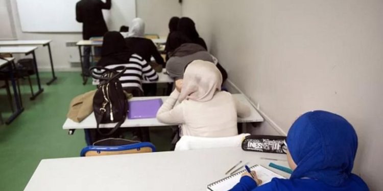Fransa’da devlet okullarında abaya giyilmesi yasaklanıyor