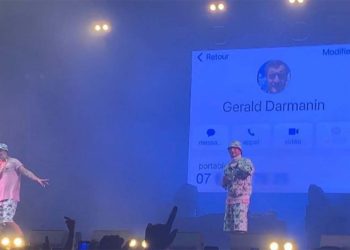 Fransız komedyen sahnede İçişleri Bakanı'nın numarasını paylaştı