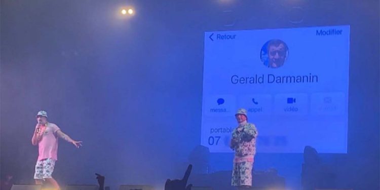 Fransız komedyen sahnede İçişleri Bakanı'nın numarasını paylaştı