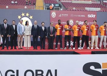 Galatasaray, yeni transferleri için taraftarı önünde imza töreni düzenledi